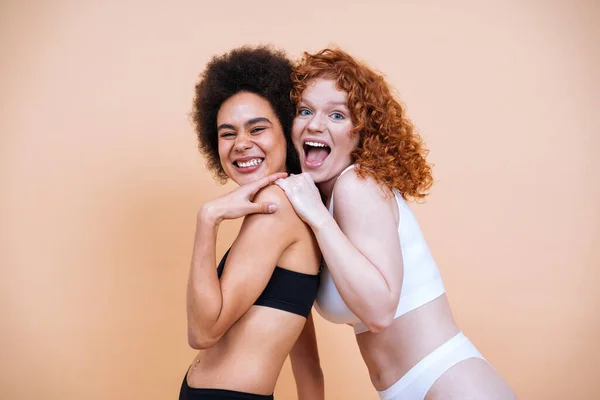 Image Beauté Deux Jeunes Femmes Avec Une Peau Corps Différents — Photo