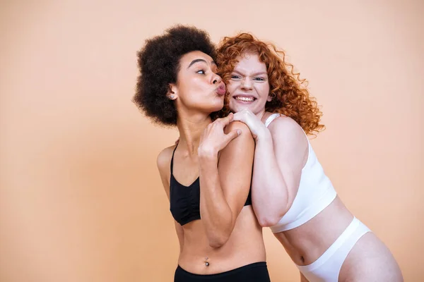 Imagen Belleza Dos Mujeres Jóvenes Con Diferente Piel Cuerpo Posando — Foto de Stock