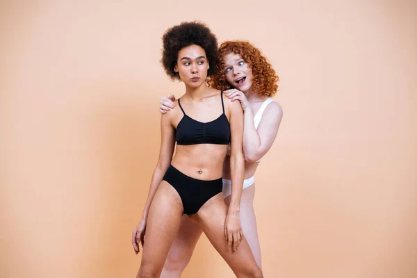 Εικόνα Ομορφιάς Δύο Νεαρών Γυναικών Διαφορετικό Δέρμα Και Σώμα Ποζάρουν — Φωτογραφία Αρχείου