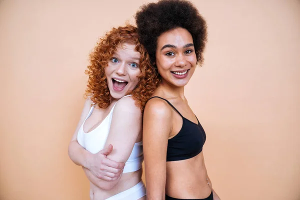 Imagem Beleza Duas Mulheres Jovens Com Pele Corpo Diferentes Posando — Fotografia de Stock