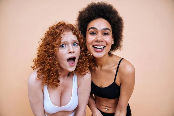 Skönhet Bild Två Unga Kvinnor Med Olika Hud Och Kropp — Stockfoto