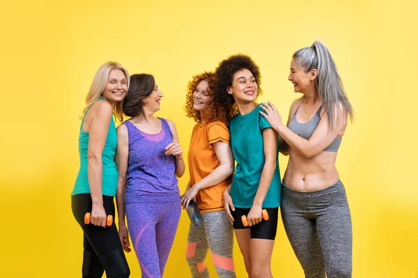 Grupo Mulheres Com Diferentes Corpo Idade Etnia Fazendo Esporte Modelos — Fotografia de Stock