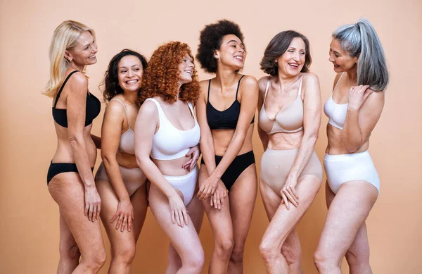 Skönhet Bild Grupp Kvinnor Med Olika Ålder Hud Och Kropp — Stockfoto