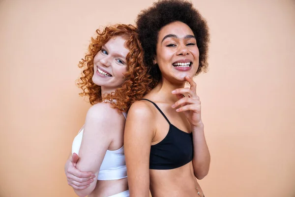Imagem Beleza Duas Mulheres Jovens Com Pele Corpo Diferentes Posando — Fotografia de Stock
