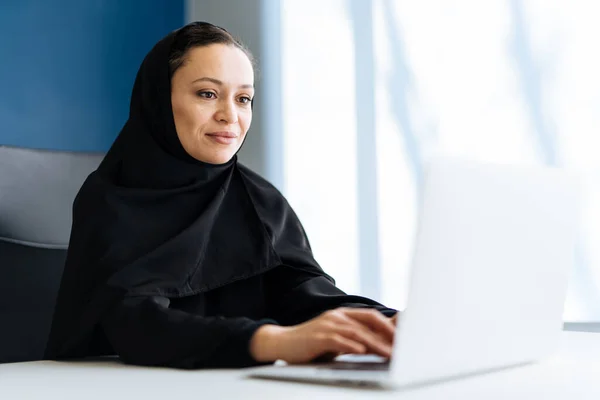 Bela Mulher Com Vestido Abaya Trabalhando Seu Computador Empregada Feminina — Fotografia de Stock