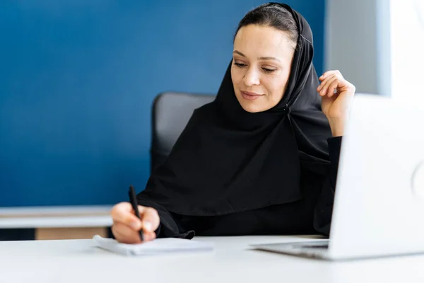 Bela Mulher Com Vestido Abaya Trabalhando Seu Computador Empregada Feminina — Fotografia de Stock