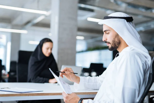 Mężczyzna Kobieta Tradycyjnym Ubraniu Pracujący Biurze Biznesowym Dubaju Portrety Odnoszącego — Zdjęcie stockowe