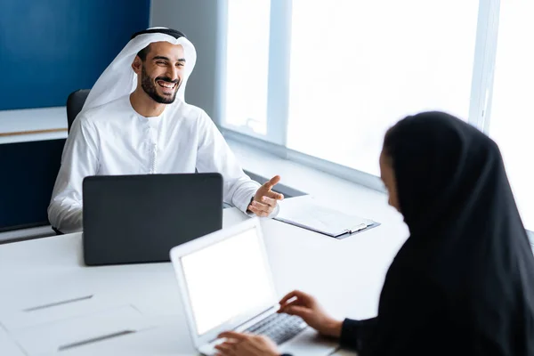 Hombre Mujer Con Ropa Tradicional Trabajando Una Oficina Negocios Dubai — Foto de Stock