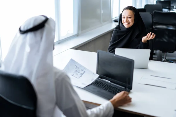 Man Woman Traditional Clothes Working Business Office Dubai Portraits Successful — Stockfoto