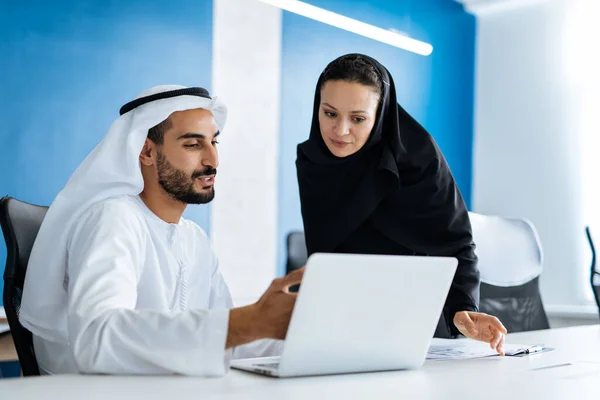 Hombre Mujer Con Ropa Tradicional Trabajando Una Oficina Negocios Dubai — Foto de Stock