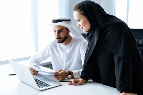 Mężczyzna Kobieta Tradycyjnym Ubraniu Pracujący Biurze Biznesowym Dubaju Portrety Odnoszącego — Zdjęcie stockowe
