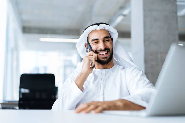 Przystojny Mężczyzna Dashą Pracujący Biurze Biznesowym Dubaju Portrety Odnoszącego Sukcesy — Zdjęcie stockowe