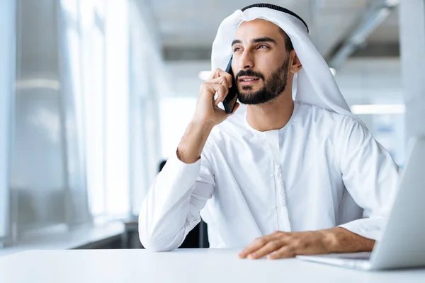 Dubai Deki Ofisinde Çalışan Yakışıklı Bir Adam Geleneksel Emirlik Beyaz — Stok fotoğraf
