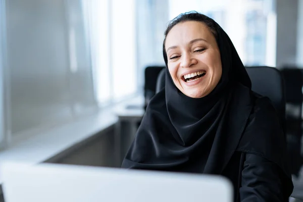 Bela Mulher Com Vestido Abaya Trabalhando Seu Computador Empregada Feminina — Fotografia de Stock