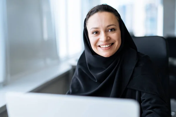 Bela Mulher Com Vestido Abaya Trabalhando Seu Computador Empregada Feminina — Fotografia de Stock