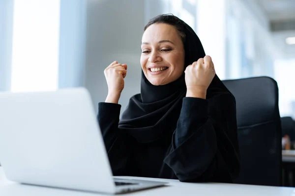 Bela Mulher Com Vestido Abaya Trabalhando Seu Computador Empregada Feminina — Fotografia de Stock