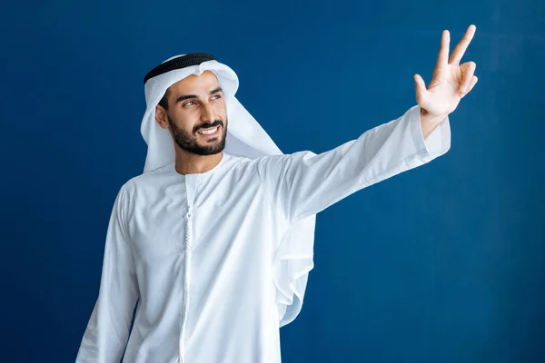 Snygg Man Med Maträtt Dasha Som Arbetar Sitt Kontor Dubai — Stockfoto