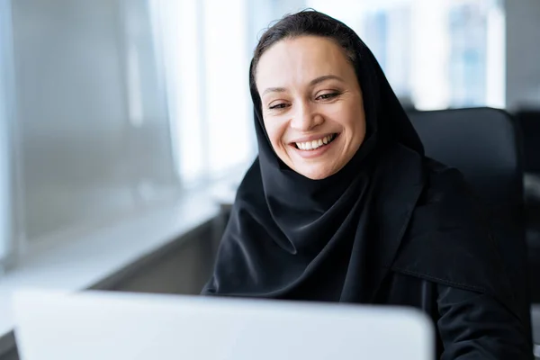 Bela Mulher Com Vestido Abaya Trabalhando Seu Computador Empregada Feminina — Fotografia de Stock