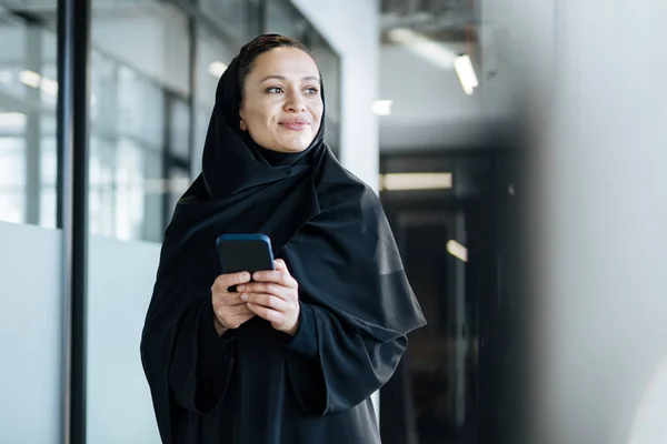 Mulher Bonita Com Abaya Vestido Trabalho Documentos Impressão Empregada Feminina — Fotografia de Stock