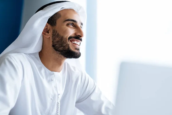 Dubai Deki Ofisinde Çalışan Yakışıklı Bir Adam Geleneksel Emirlik Beyaz — Stok fotoğraf