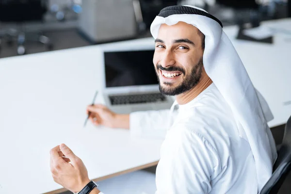 Przystojny Mężczyzna Dashą Pracujący Biurze Biznesowym Dubaju Portrety Odnoszącego Sukcesy — Zdjęcie stockowe