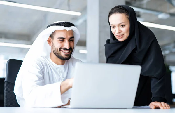Man Woman Traditional Clothes Working Business Office Dubai Portraits Successful — Stock Photo, Image