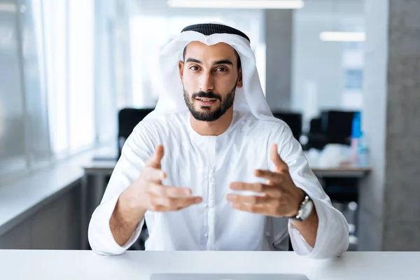 Вродливий Чоловік Дашею Працює Своєму Бізнес Офісі Дубаї Портрети Успішного — стокове фото