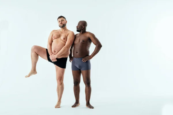 Dois Homens Multiétnicos Posando Para Corpo Edição Masculina Conjunto Beleza — Fotografia de Stock