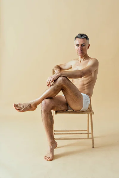 Homem Posando Para Corpo Edição Masculina Conjunto Beleza Positiva Shirtless — Fotografia de Stock