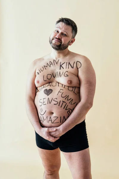 Homem Posando Para Corpo Edição Masculina Conjunto Beleza Positiva Shirtless — Fotografia de Stock