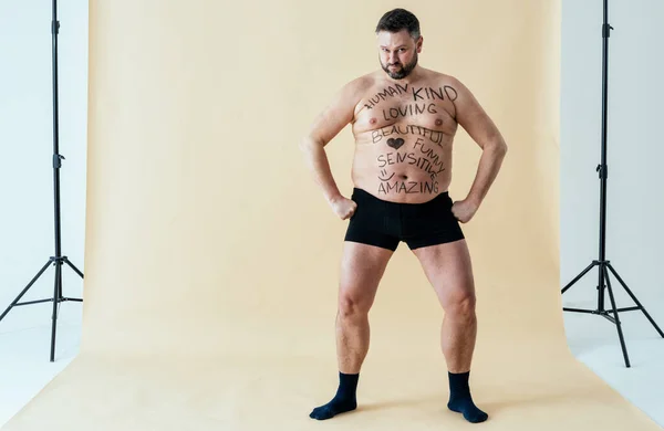 Man Poseren Voor Een Mannelijke Editie Lichaam Positieve Schoonheid Set — Stockfoto