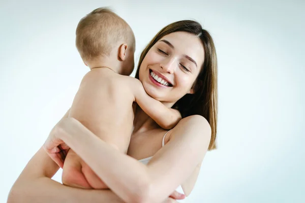 Mujer Feliz Sosteniendo Bebé Sobre Fondo Color Mujer Joven Usando — Foto de Stock