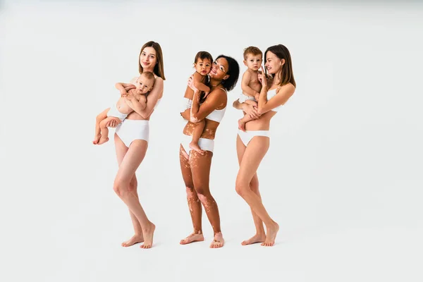 Mujeres Multiétnicas Felices Sosteniendo Sus Bebés Sobre Fondo Color Mujeres — Foto de Stock