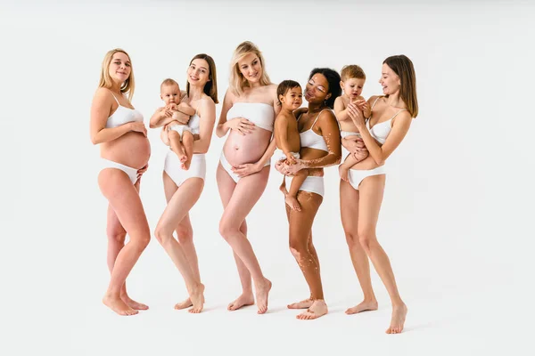 Mulheres Grávidas Felizes Com Barriga Grande Mães Bonitas Com Bebês — Fotografia de Stock