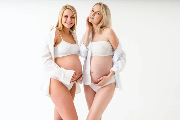 Šťastné Těhotné Ženy Velkým Břichem Barevném Pozadí Mladé Ženy Spodním — Stock fotografie