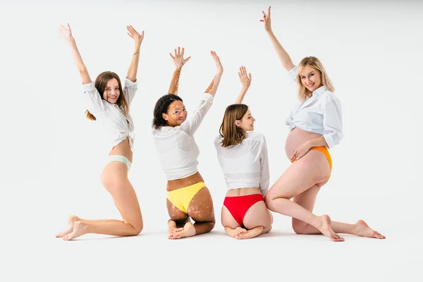Mujeres Embarazadas Felices Con Vientres Grandes Hermosas Madres Posando Estudio — Foto de Stock