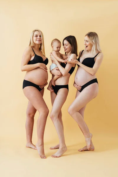 Gelukkig Zwangere Vrouw Met Grote Buik Gekleurde Achtergrond Jonge Vrouw — Stockfoto