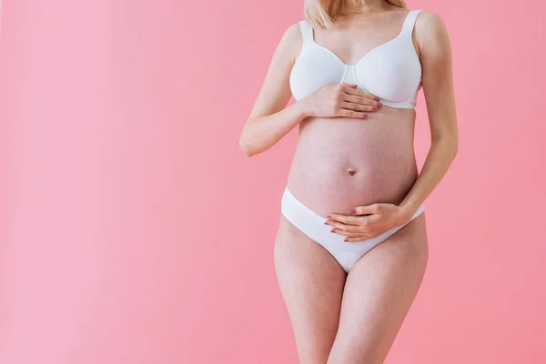 Szczęśliwa Kobieta Ciąży Dużym Brzuchem Kolorowym Tle Młoda Kobieta Bieliźnie — Zdjęcie stockowe