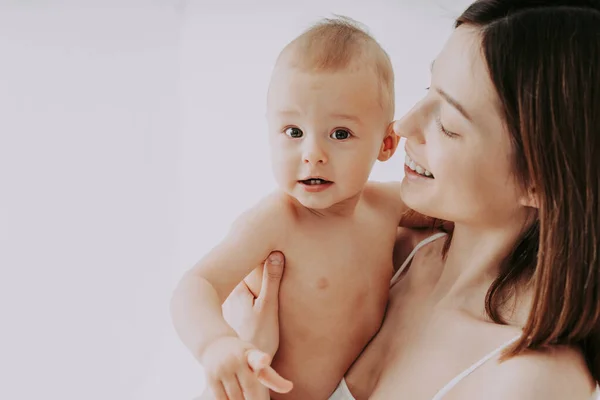 Mujer Feliz Sosteniendo Bebé Sobre Fondo Color Mujer Joven Usando — Foto de Stock