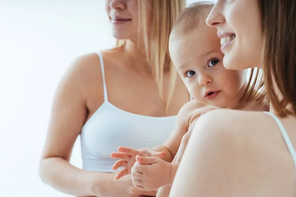 Lycklig Gravid Kvinna Med Stor Mage Och Vacker Mor Med — Stockfoto