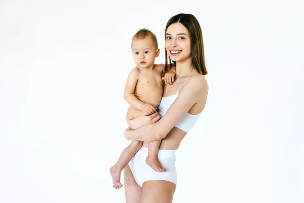 Mulher Feliz Segurando Seu Bebê Fundo Colorido Mulher Jovem Vestindo — Fotografia de Stock