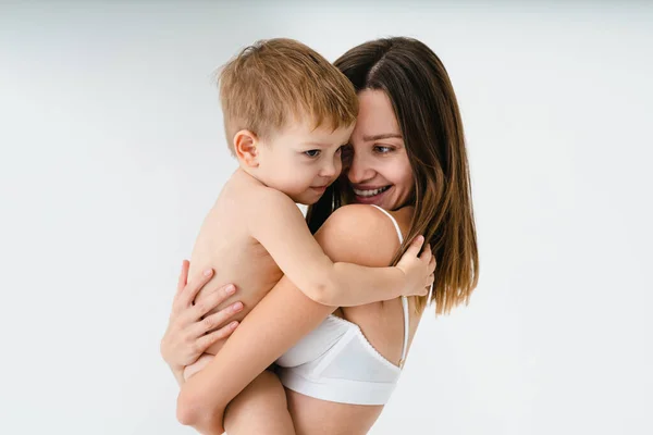 Glückliche Frau Hält Ihr Baby Auf Farbigem Hintergrund Junge Frau — Stockfoto