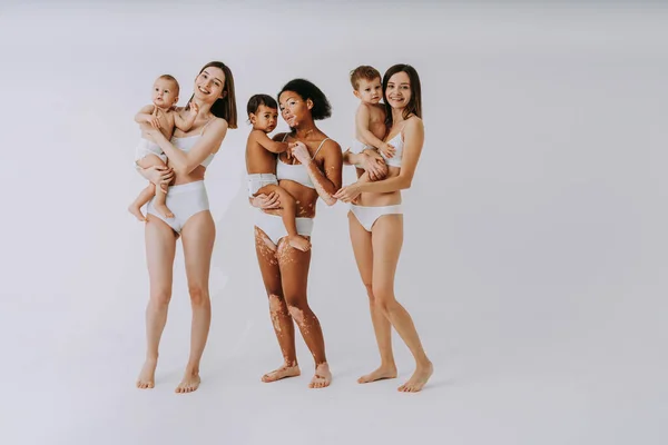 Mujeres Multiétnicas Felices Sosteniendo Sus Bebés Sobre Fondo Color Mujeres — Foto de Stock