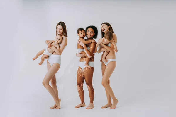 Mujeres Multiétnicas Felices Sosteniendo Sus Bebés Sobre Fondo Color Mujeres — Foto de Stock