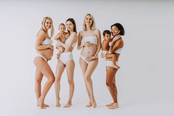 Mujeres Embarazadas Felices Con Vientre Grande Hermosas Madres Con Bebés:  fotografía de stock © oneinchpunch #539477902