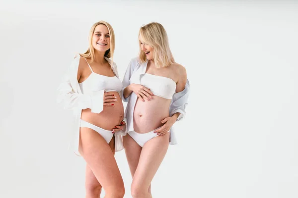 Šťastné Těhotné Ženy Velkým Břichem Barevném Pozadí Mladé Ženy Spodním — Stock fotografie