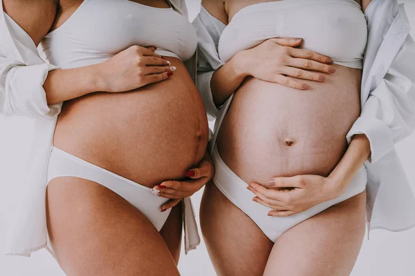 Mulheres Grávidas Felizes Com Barriga Grande Fundo Colorido Mulheres Jovens — Fotografia de Stock