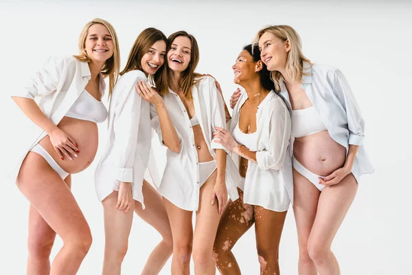 Gelukkig Zwangere Vrouwen Met Grote Buiken Mooie Moeders Poseren Studio — Stockfoto