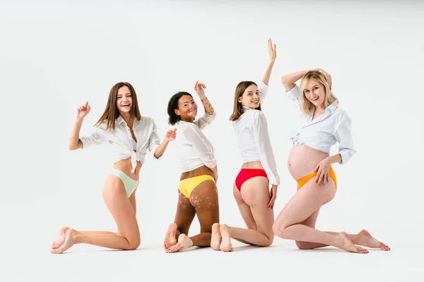 Mujeres Embarazadas Felices Con Vientres Grandes Hermosas Madres Posando Estudio — Foto de Stock
