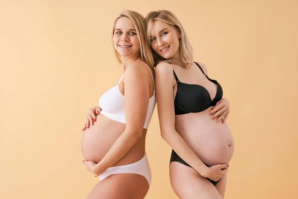 Gelukkig Zwangere Vrouwen Met Grote Buik Gekleurde Achtergrond Jonge Vrouwen — Stockfoto